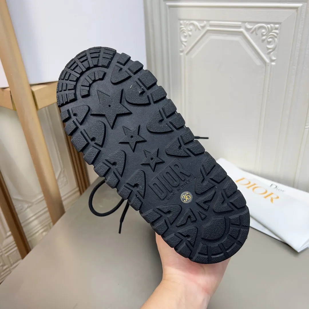 Men's shoes p600! The highest version on the market, Dior Dior's king style snow boots, ski boots, fat and cute, so cute →_→ from the DiorAlps limited series, unique. Shiny nylon Oblique print upper with criss-cross straps for an ideal fit. The technical fabric of the boot shaft, short-cut version, can be worn in the city or in the mountains. It makes the calf slimmer and taller, warm and concave. The boot shaft and sole are made of original waterproof padded lining. The embroidered fabric is original star ⭐ rubber non-slip thick sole and multi-module combination outsole. The size is 35-40. 41Customized